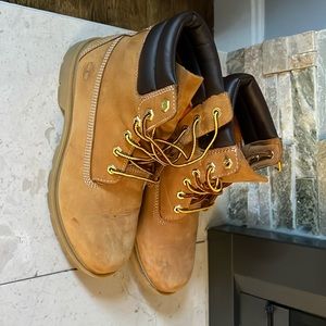 Woman’s size 8.5 Timberland Boots.